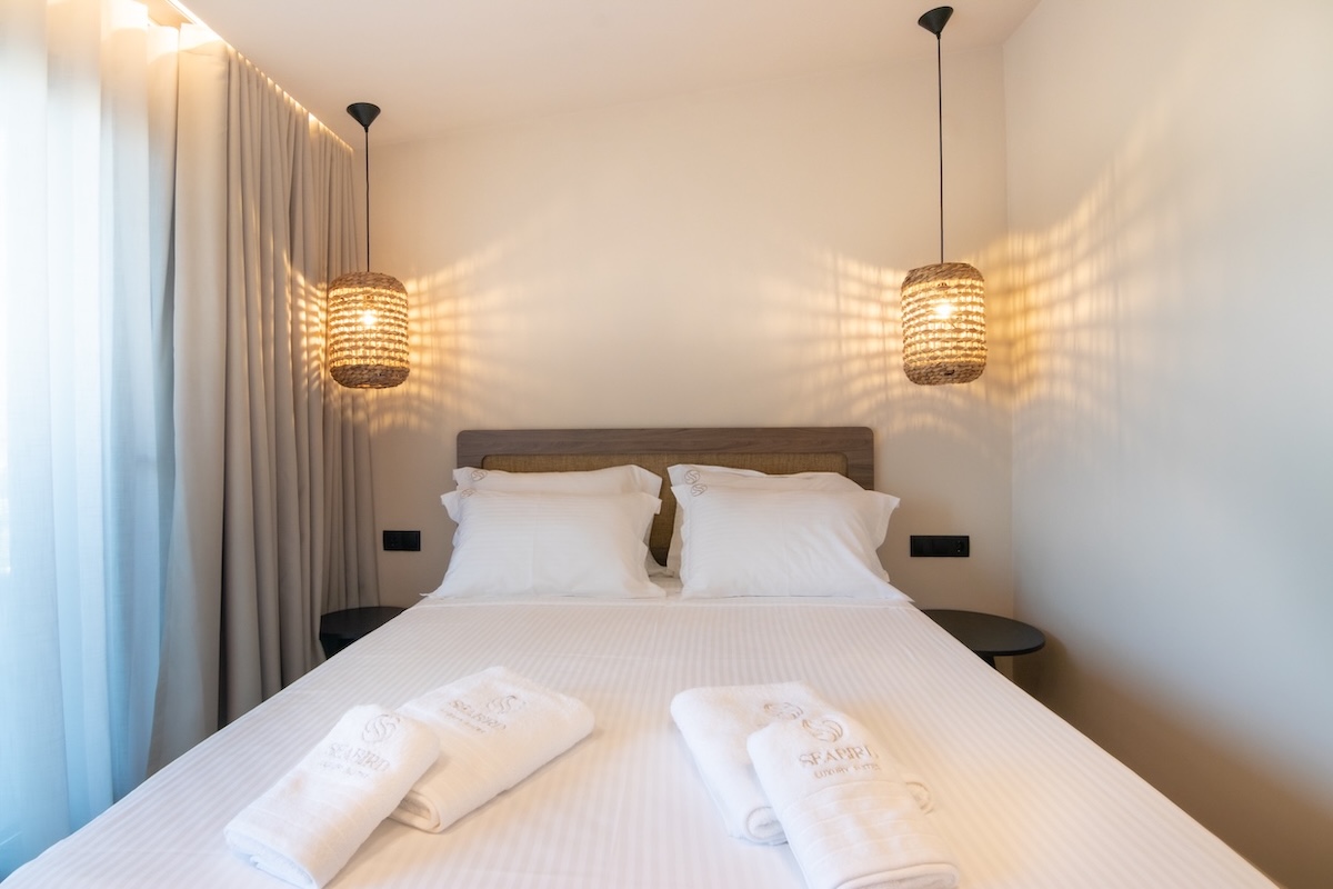 Tiara Holidays - Seabird Luxury Suites - Superior Suite (Maisonette) Side Sea View - spavaća soba